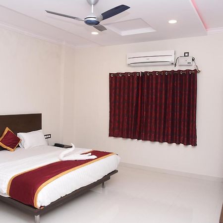 Hotel Grand Kubera จิกมากาลูร์ ภายนอก รูปภาพ