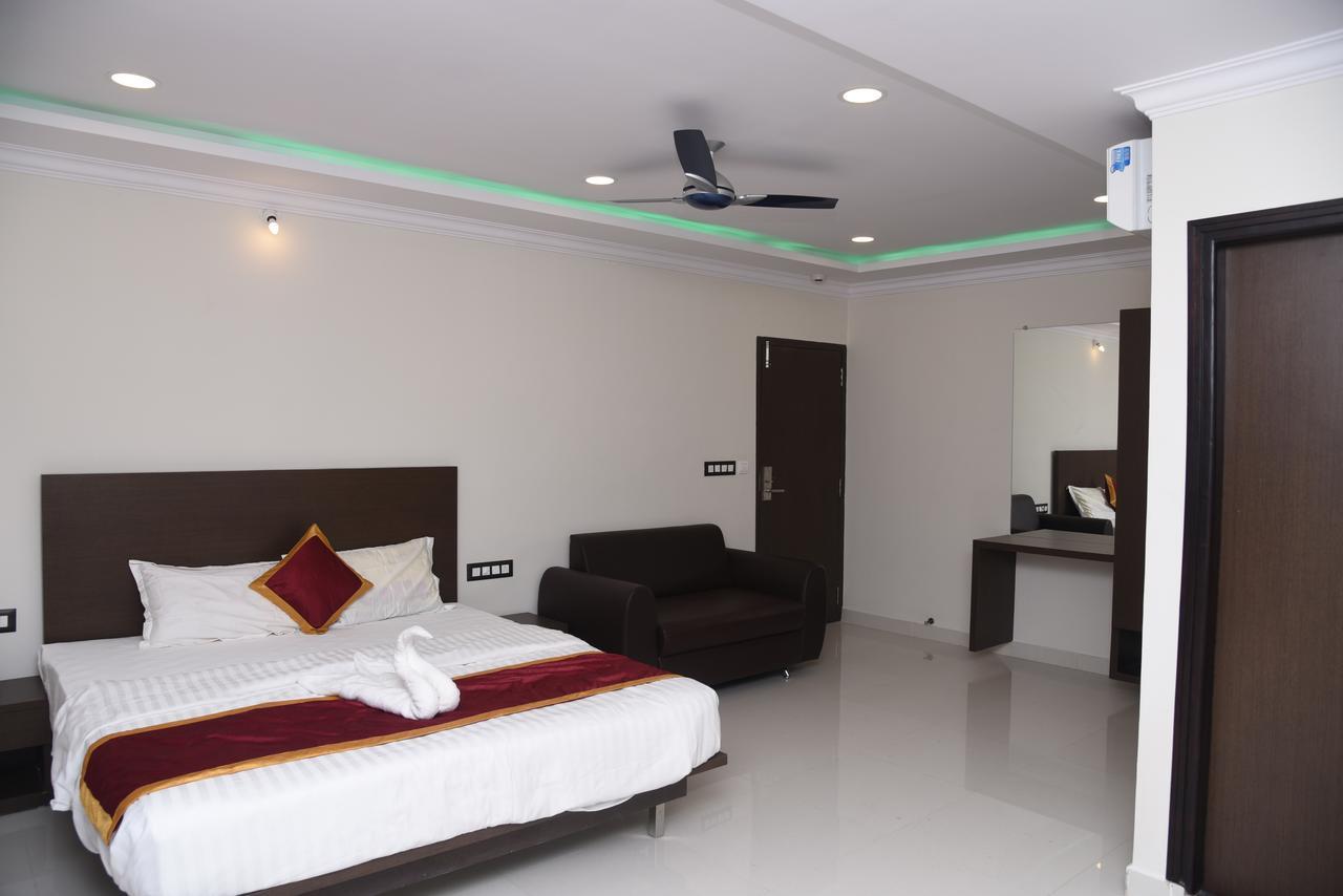 Hotel Grand Kubera จิกมากาลูร์ ภายนอก รูปภาพ