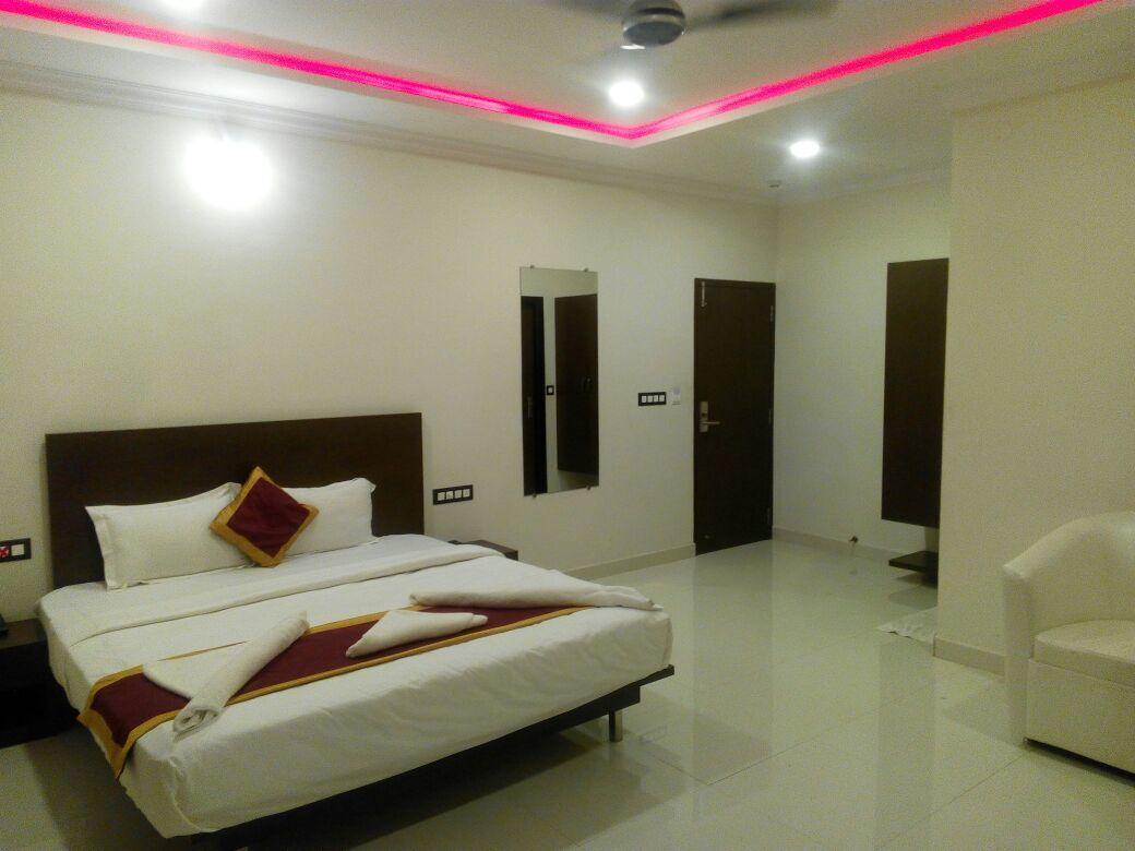 Hotel Grand Kubera จิกมากาลูร์ ภายนอก รูปภาพ