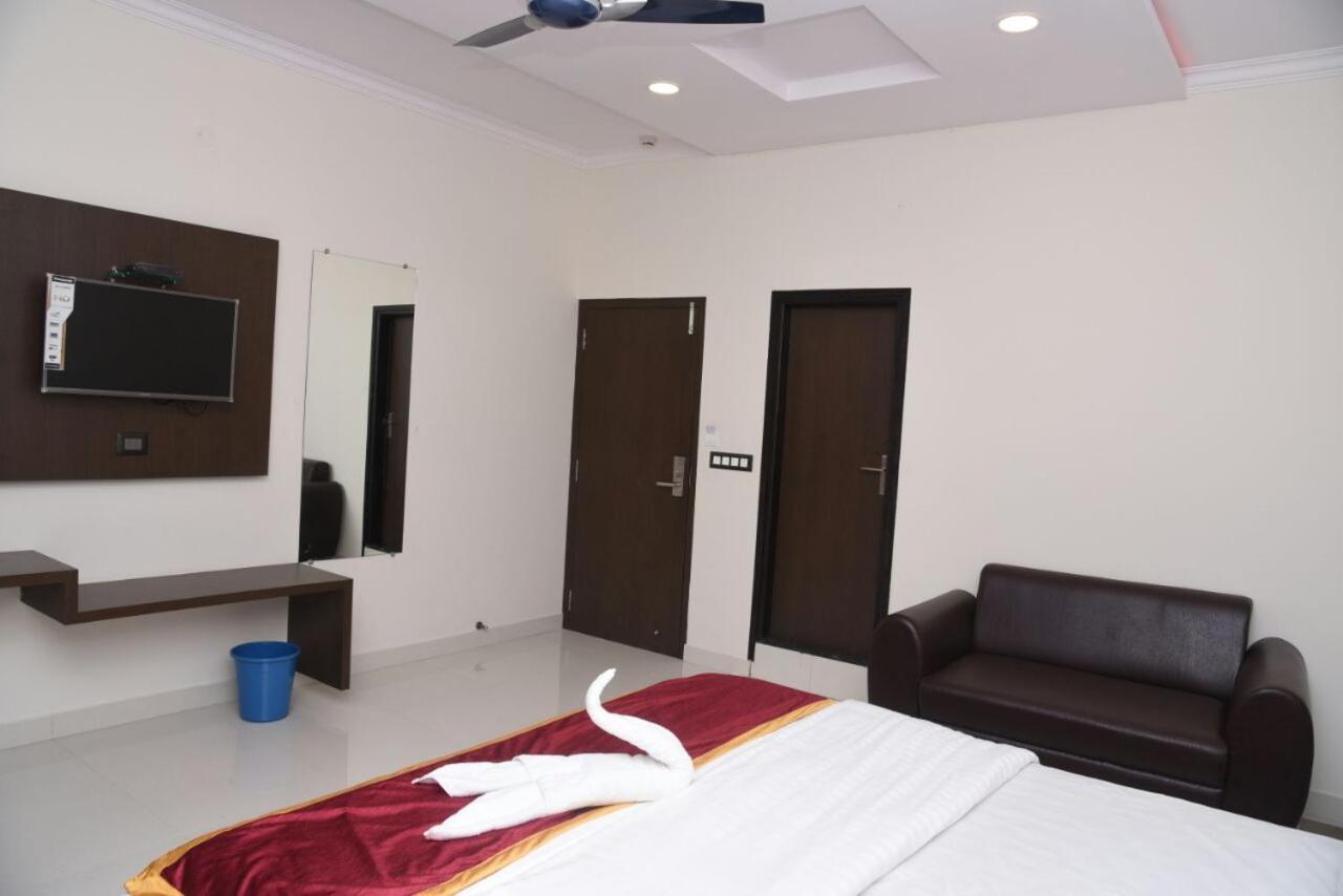 Hotel Grand Kubera จิกมากาลูร์ ภายนอก รูปภาพ