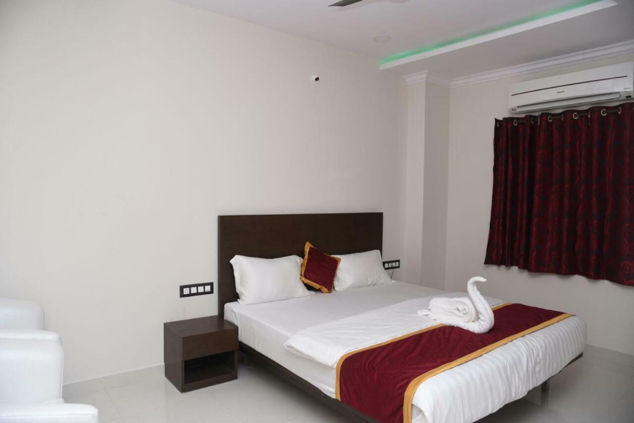 Hotel Grand Kubera จิกมากาลูร์ ภายนอก รูปภาพ
