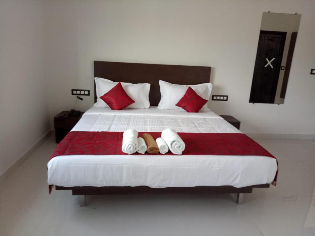 Hotel Grand Kubera จิกมากาลูร์ ภายนอก รูปภาพ