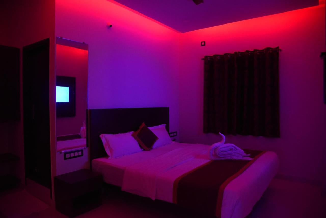 Hotel Grand Kubera จิกมากาลูร์ ภายนอก รูปภาพ