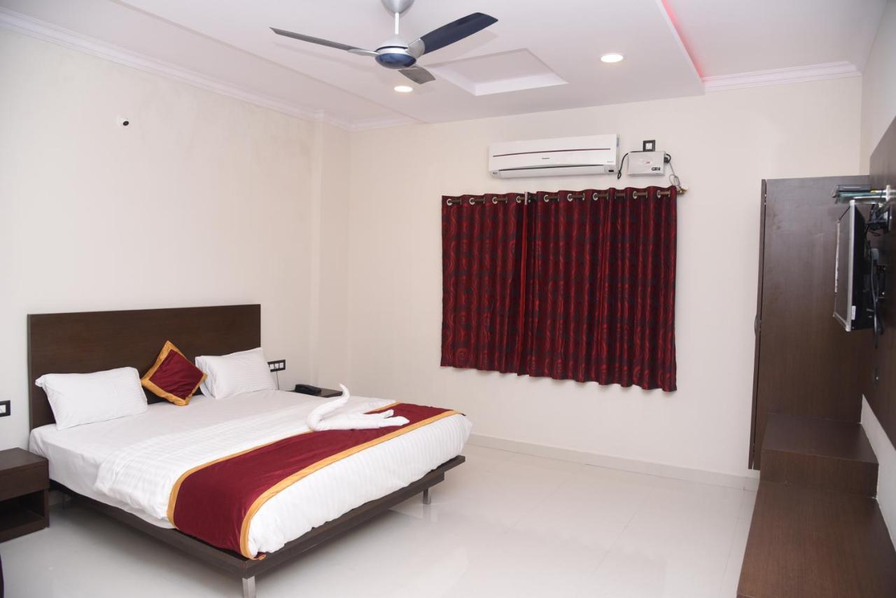 Hotel Grand Kubera จิกมากาลูร์ ภายนอก รูปภาพ