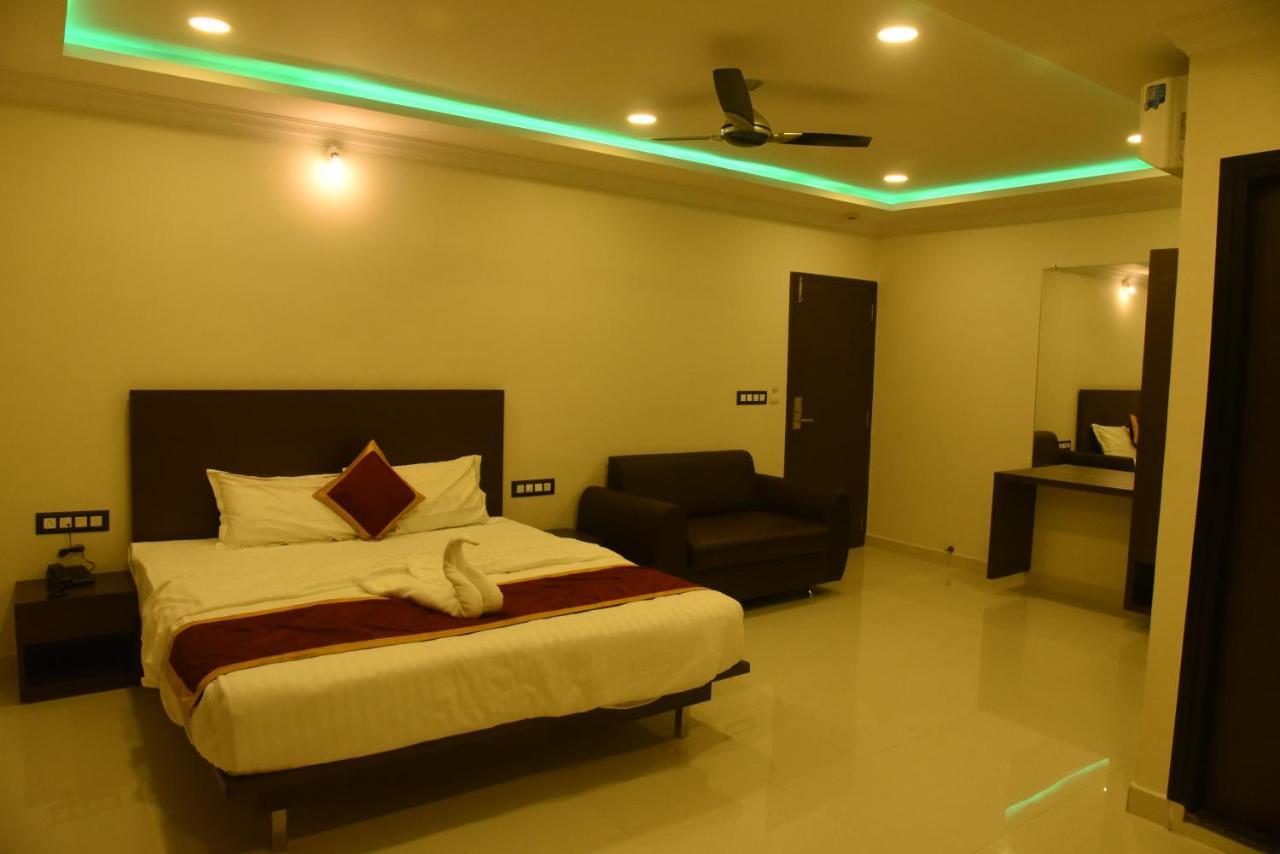 Hotel Grand Kubera จิกมากาลูร์ ภายนอก รูปภาพ