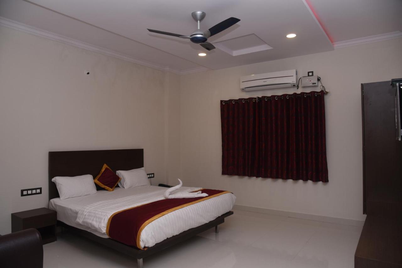 Hotel Grand Kubera จิกมากาลูร์ ภายนอก รูปภาพ