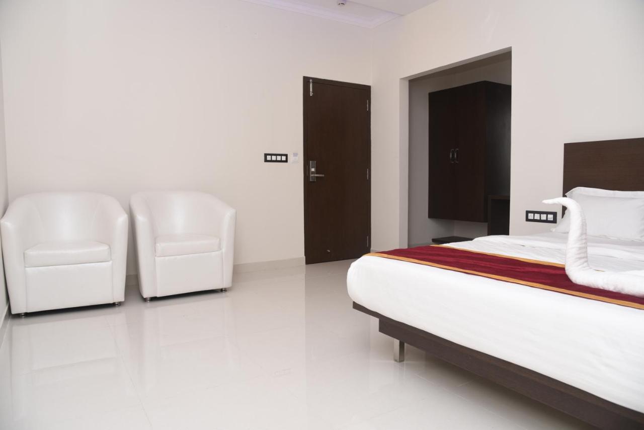 Hotel Grand Kubera จิกมากาลูร์ ภายนอก รูปภาพ