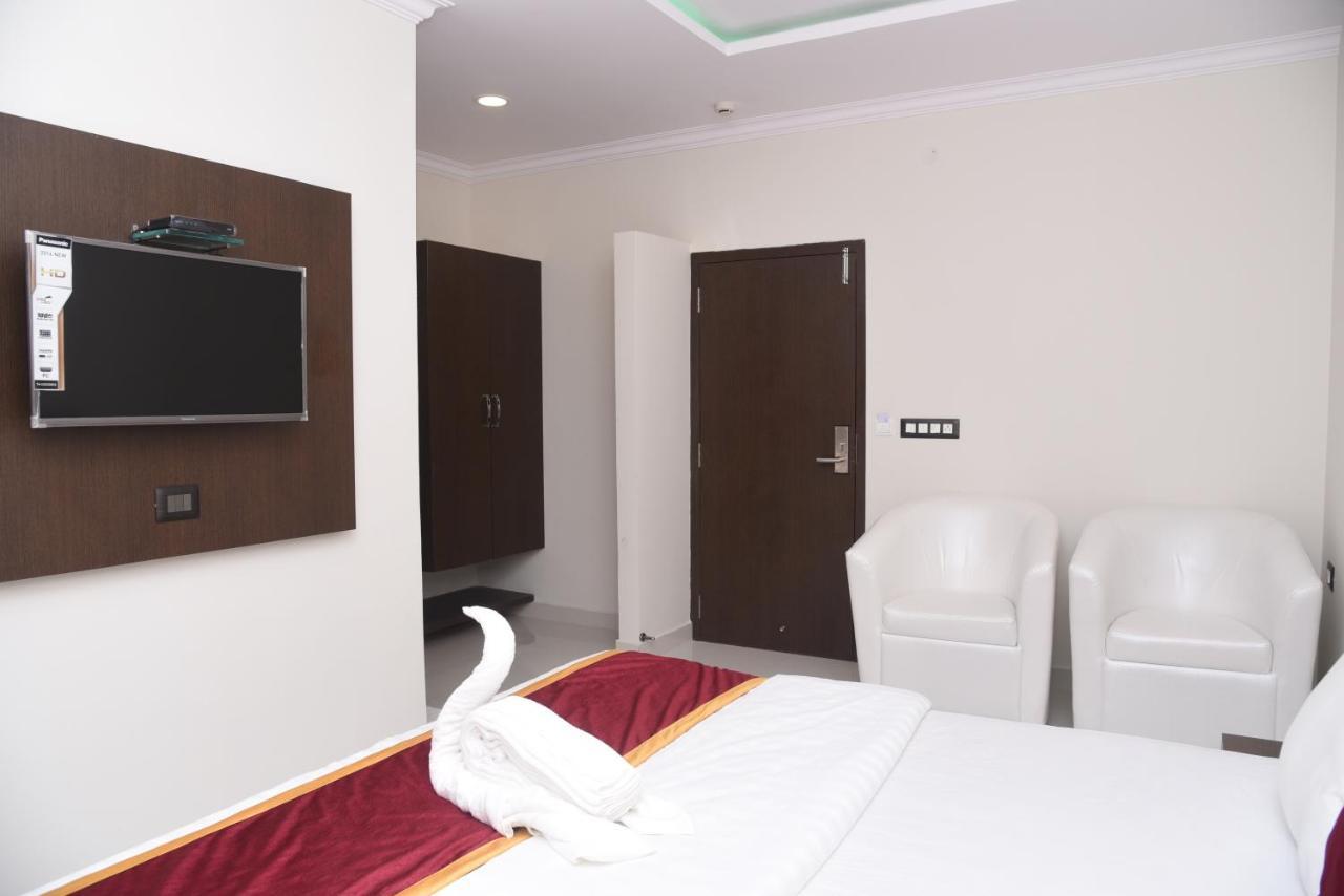 Hotel Grand Kubera จิกมากาลูร์ ภายนอก รูปภาพ