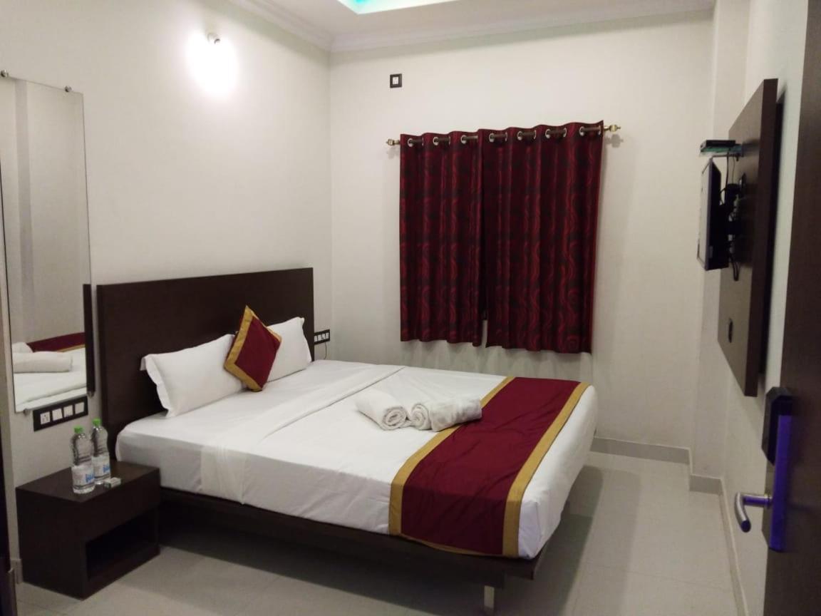 Hotel Grand Kubera จิกมากาลูร์ ภายนอก รูปภาพ